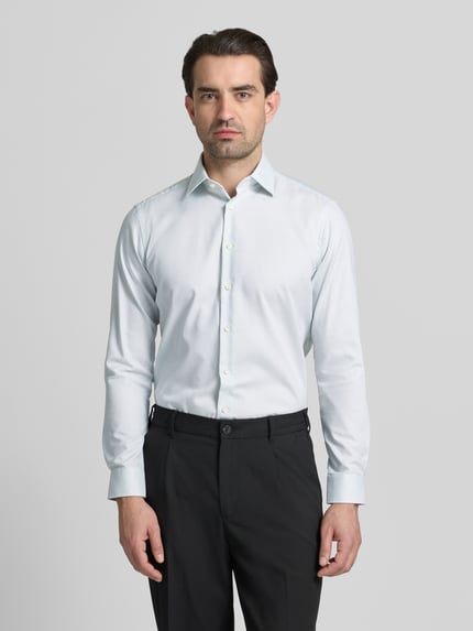 Männermodel trägt Regular Fit Business Hemd aus katoen met Kent-kraag van Christian Berg Men, witte kleur, knoopsluiting, voorkant, volledig lichaam.