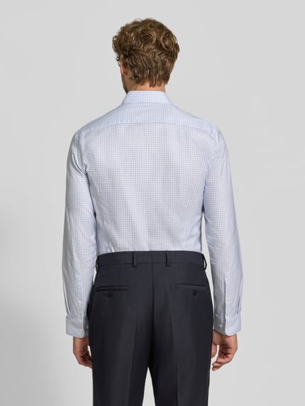 Männermodel trägt Super Slim Fit Businesshemd aus reiner Baumwolle von Jake*s in Weiß mit feinem Karomuster, Ganzkörperansicht Rückansicht.