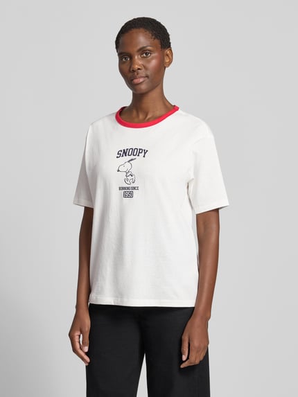 Frauenmodel trägt T-Shirt mit Motiv-Print und Rundhalsausschnitt von Jake*s Casual, Reine Baumwolle, Regular-Fit, Rückenlänge 62 cm, Ganzkörperansicht von vorne.
