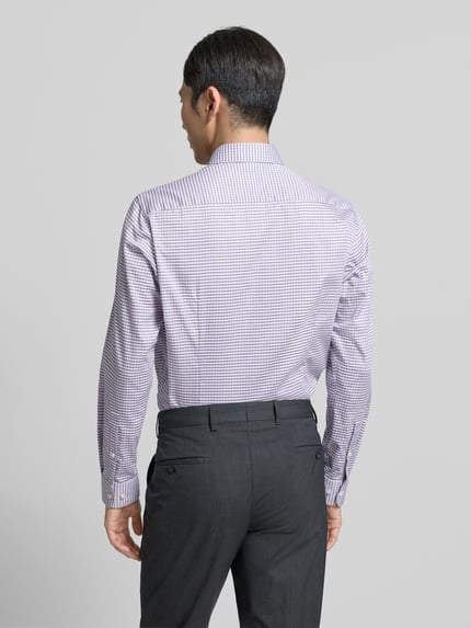 Männermodel trägt Regular Fit Business Hemd aus Baumwolle von Jake*s, feines Karo-Muster, Knopfleiste, Ganzkörperansicht Rückansicht.