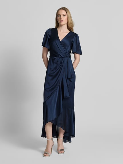 Vrouwenmodel draagt 'Cocktailkleid in Wickel-Optik mit V-Ausschnitt' van Lipsy in satijn, getailleerde fit, maxi, volantszoom, onderjurk, donkerblauw, voorkant volledige lichaamsopname.