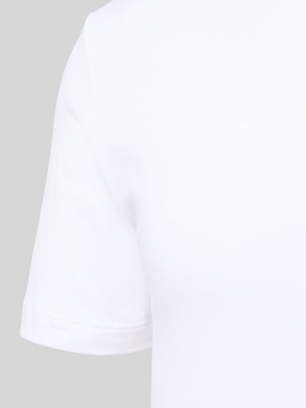 Männermodel trägt T-Shirt mit Rundhalsausschnitt im 2er-Pack von Schiesser, weiß, Baumwoll-Elasthan-Mix, Nahaufnahme Oberkörper