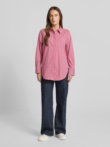 Frauenmodel trägt Relaxed Fit Hemdbluse aus Baumwoll-Mix von Tom Tailor, Optik: Allover-Muster, gestreift, Strasssteinbesatz, Ganzkörperansicht von vorne.