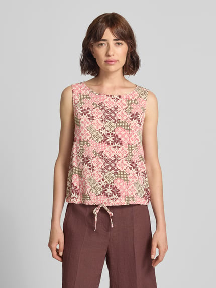 Frauenmodel trägt Regular Fit Blusentop aus Viskose-Mix von s.Oliver RED LABEL, gemustert in Rosa, Beige und Braun, Ganzkörperansicht von vorne.