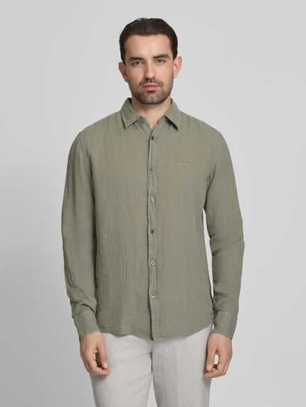 Mannelijk model draagt Regular Fit Freizeithemd aus reinem Leinen Modell 'RELEGANT' van HUGO BOSS in uni, flammengaren structuur, voorkant overzicht, lange mouwen, kent kraag, lichtgroen, label stitching, eenrijige knoopsluiting, 2-knops manchet. Ganzkörperansicht von vorne.