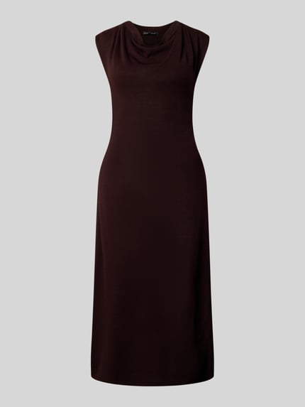 Produktfoto, dunkelbraunes Strickkleid mit Wasserfall-Ausschnitt, gerader Schnitt, Midikleid, Modell 'SANTA' von MANGO, glatte Textur