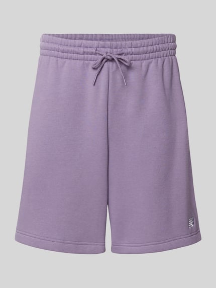 Produktfoto, Relaxed Fit Shorts mit Logo-Stitching von New Balance in Flieder, aus Baumwoll-Mix mit Elastikbund und Tunnelzug, Herren Shorts