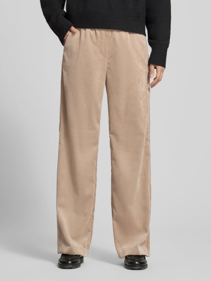 Frauenmodel trägt Regular Fit Cordhose mit elastischem Bund von Betty Barclay in Beige mit unifarbenem Struktur-Muster und Cord-Optik, Nahaufnahme Unterkörper.
