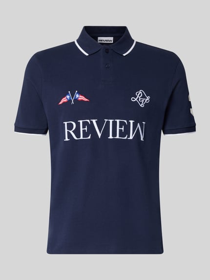 Produktfoto, granatowa koszulka polo z fakturowanym wzorem, wyhaftowane logo, krój regular fit, 100% bawełna, model 'Sail' od REVIEW