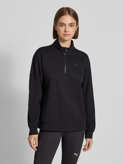 Kobiece modelka nosi czarną bluzę Regular Fit Sweatshirt aus Baumwoll-Mix model 'ESS ELEVATED' od PUMA, damska bluza, Ganzkörperansicht von vorne.