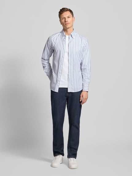 Männermodel trägt Slim Fit Freizeithemd aus Baumwoll-Mix Modell 'RICOPLUS_M' von BOSS Orange, gestreift, langarm, Ganzkörperansicht von vorne.