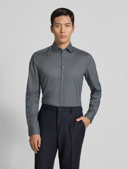 Männermodel draagt Slim Fit zakelijk overhemd uit puur katoen met Kentkraag van OLYMP Level Five, knoopsluiting, Ganzkörperansicht van voren. Ruglengte 80 cm, schouderbreedte 44 cm, mouwlengte 68 cm, maat 40.