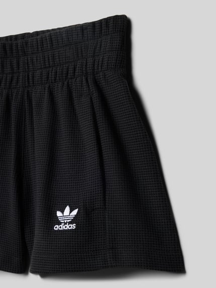 Produktfoto, schwarze Regular Fit Shorts aus Baumwoll-Mix von adidas Originals mit Label Stitching, elastischem Bund und Piqué-Struktur.