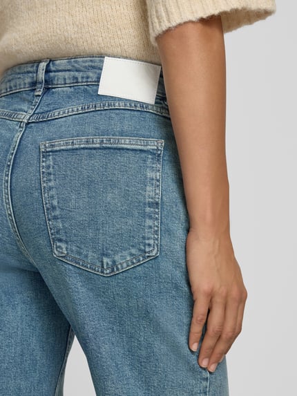Frauenmodel trägt blaue Straight Fit Jeans aus Baumwoll-Mix Modell 'Minah' von OPUS, strukturierte Oberfläche, Nahaufnahme Rückansicht, Damen Straight Fit Jeans von OPUS.