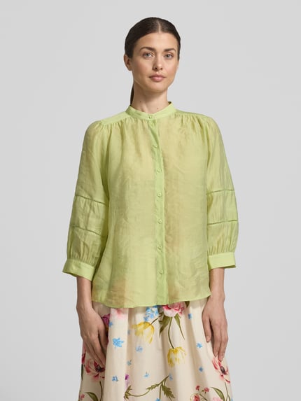 Frauenmodel trägt Regular Fit Bluse mit 3/4-Arm von More & More, Lyocell-Mix, Rundhalsausschnitt, hellgrün, Ganzkörperansicht von vorne.