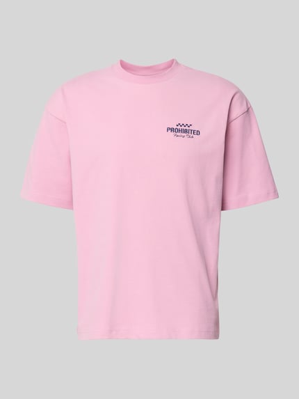 Produktfoto, Regular Fit T-Shirt aus reiner Baumwolle Modell 'IN A RUSH' von PROHIBITED in Hellrosa mit Stehkragen und Label-Stitching auf grauem Hintergrund