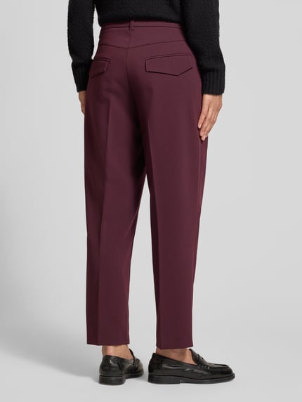 Männermodel trägt Cropped Barrel Leg Hose mit Bundfalten Modell 'Ortensia' von CAMBIO in Unifarbe, Webstruktur, Ganzkörperansicht Rückansicht