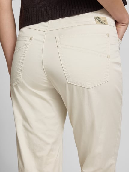 Vrouwenmodel draagt capribroek met elastische band model 'Pamina' van Raphaela By Brax, mix van katoen en elastaan, regular fit, detailopname rugaanzicht.