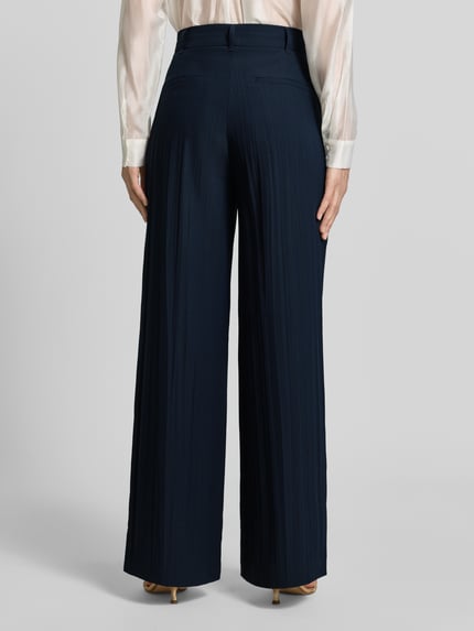 Frauenmodel trägt Wide Leg Stoffhose mit Gürtelschlaufen von MAX&Co., dunkelblau, unifarben, mit Paspeltaschen, Ganzkörperansicht Rückansicht.