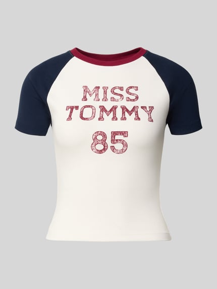 Produktfoto, Slim Fit T-shirt uit katoenmix van Tommy Jeans, meerkleurig met geruit labelprint, colour-blocking-look, ronde hals, korte mouw.