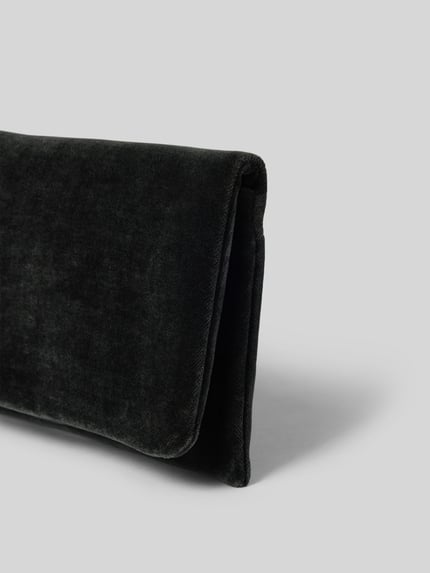 Produktfoto, clutch aus leer met ritssluitingvak binnen van Abro, zwart, rechthoekige vorm, zachte textuur, Dames clutch, maat 23x14x4 cm, hoofdvak met omslag en magneetsluiting, labeldetail binnen, context: echt leer, binnenvak met rits, labeldetail binnenin, KI-modifiziertes Bild.