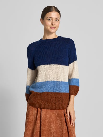 Frauenmodel trägt Relaxed Fit Pullover mit Woll-Anteil in Strick-Optik von MORE & MORE, farbige Streifen, 3/4-Arm, Nahaufnahme Oberkörper.