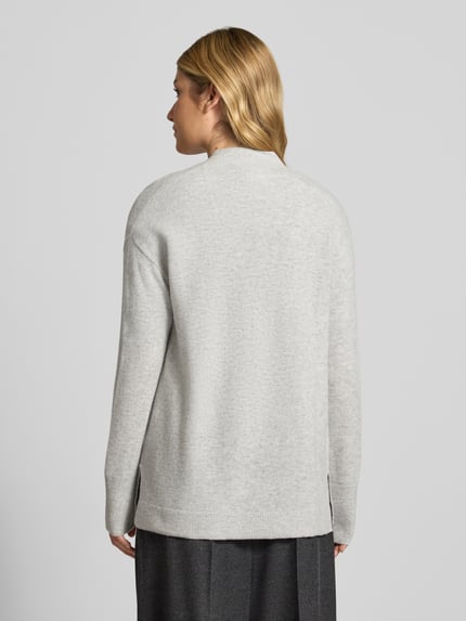 Frauenmodel trägt Strickjacke in offener Passform von Christian Berg Woman in Hellgrau, Baumwolle, gerippte Abschlüsse, Rückansicht, Ganzkörperansicht.