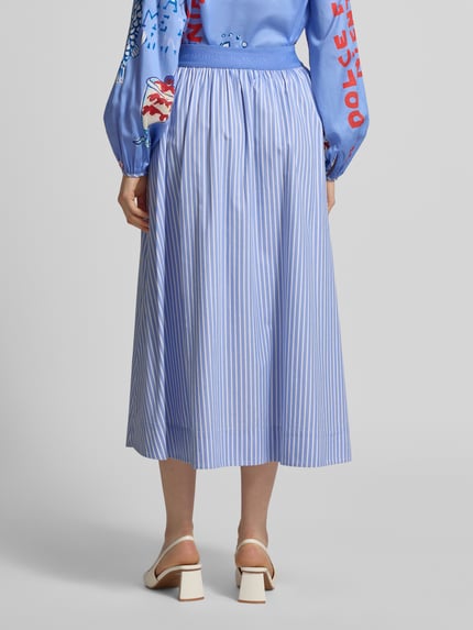 Vrouwenmodel draagt Midirock mit elastischem Bund van Milano Italy, blauw-wit gestreept, A-lijn, katoen-viscose mix, totaalbeeld achteraan.