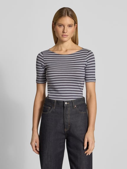Vrouwenmodel draagt Slim Fit T-Shirt uit puur katoen van Marc O'Polo met all-over gestreept motief, logoprint, boothals, korte mouw; vooraanzicht bovenlichaam.