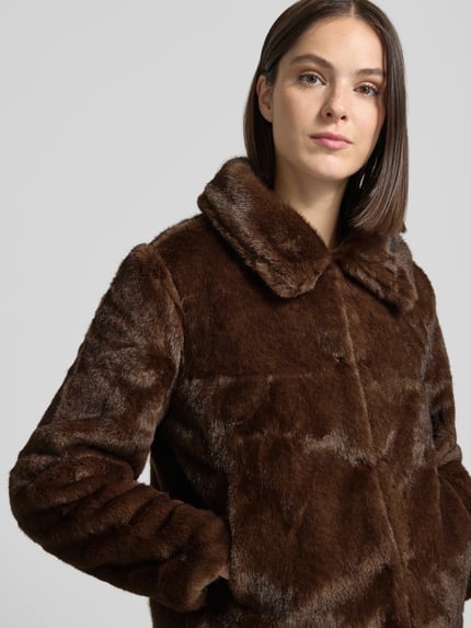 Frauenmodel trägt Teddyjacke mit Umlegekragen von ZABAIONE, unifarben, cropped, langarm, Webpelz, abgerundeter Abschluss, Nahaufnahme Oberkörper.