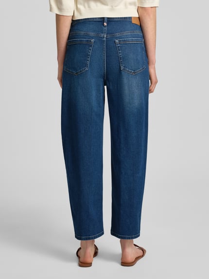 Vrouwenmodel draagt Barrel Fit jeans met steekzakken model 'FLOWN' van Drykorn, katoenmix met stretch, binnenbeenlengte maat 27/34: 65 cm, bandwijdte: 41 cm, model voor dames, volledig van achteren te zien.