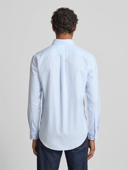 Männermodel trägt Slim Fit Freizeithemd aus reiner Baumwolle von Tommy Hilfiger in Optik: Allover-Muster, Popeline, Ganzkörperansicht Rückansicht.