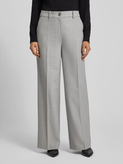 Frauenmodel trägt Stoffhose mit Bundfalten von More & More in Hellgrau, locker geschnitten, mit Bundfalten und Taschen, Nahaufnahme Vorderansicht, Kontext: Damen Stoffhose, Material-Mix mit Viskose-Anteil, Knopf- und Reißverschluss, französische Eingrifftaschen, Gesäßtaschen, Bundweite 31 cm, Innenbeinlänge 83 cm bei Größe 36.