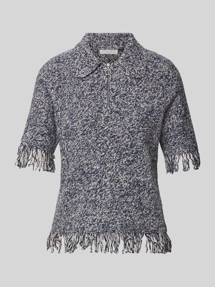 Produktfoto, Strickshirt mit Reißverschluss und Fransen von Christian Berg Woman im blau-weißen Baumwoll-Mix, Umlegekragen, kurze Ärmel, Regular Fit, Fransen am Saum und Ärmeln, Strukturstrick, Rückenlänge 59 cm, Ärmellänge 33 cm.