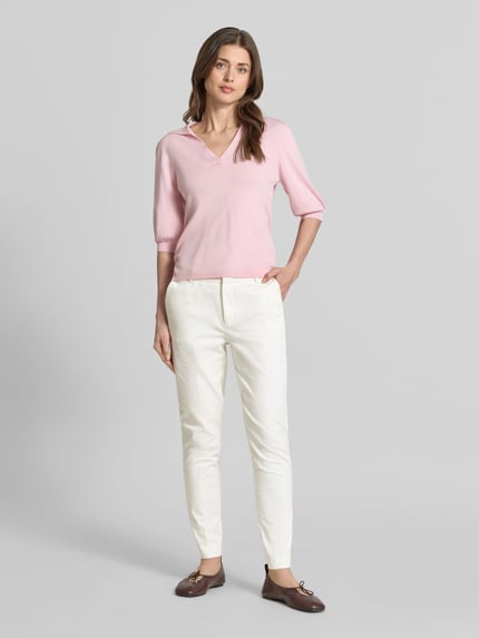 Kobiece model prezentuje Hose mit Eingrifftaschen Modell 'DAYS CIGARET PANTS' od B.Young, bawełna z elastanem, krój slim fit, kolor biały, szerokość w rozmiarze 36: 40 cm, długość nogawki wewnętrznej 76 cm, widok całej sylwetki od przodu.