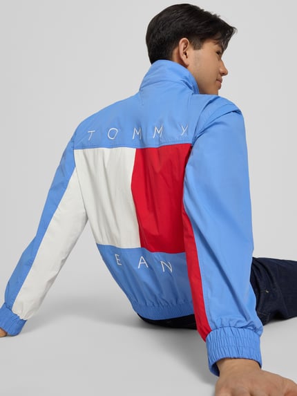 Männermodel trägt Regular Fit Blouson mit Logo-Stitching von Tommy Hilfiger, Optik: Unifarben, Materialverarbeitung: Satin, Ganzkörperansicht Rückansicht.