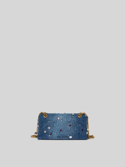 Produktfoto, Shoulder Bag in Denim-Optik von Marc Jacobs, dekor in kształcie gwiazd, łańcuszkowy uchwyt, Szerokość w rozmiarze 1: 22 cm, długość 12 cm, głębokość 6 cm, wewnętrzna kieszeń na zamek, denimowa faktura, ozdobne elementy