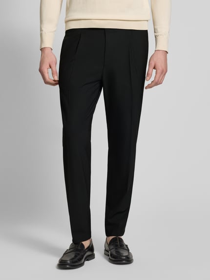 Männermodel trägt P&C Special - Exklusiv bij P&C Slim Fit Anzughose Modell 'Salto' van CINQUE, zwart, met bandplooi, katoenmix, vooraanzicht, detailopname benen