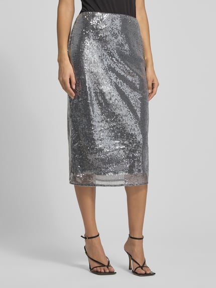 Frauenmodel trägt Midirock mit Pailletten Modell 'XSPARKLE' von Mango, Gerader-Schnitt, elastischer Bund, Gehschlitz, Nahaufnahme Unterkörper.