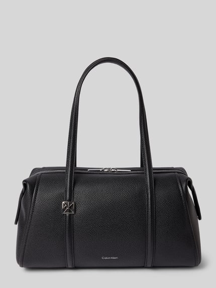 Produktfoto, schwarze Henkeltasche mit Label-Detail von CK Calvin Klein, feine Narbenstruktur, silberne Details, Damen Henkeltasche