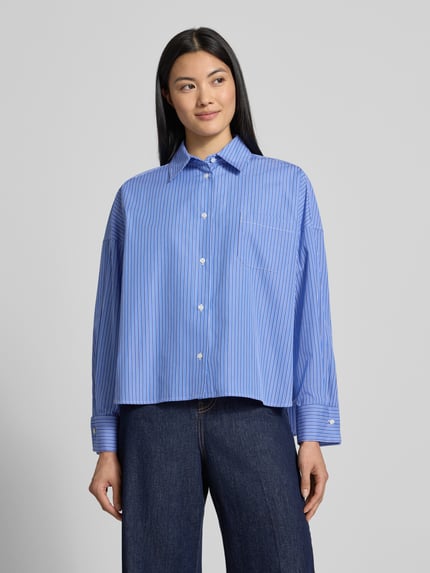 Vrouwenmodel draagt loose fit blouse met lange mouwen van katoen model 'OVATTA' van Weekend Max Mara in blauw-wit, Dames, geheel vooraanzicht.