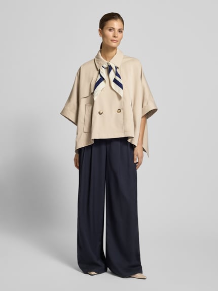 Frauenmodel trägt Relaxed Fit Jacke im kurzärmeligem Design von comma in Beige, mit Umlegekragen und doppelter Knopfleiste, Ganzkörperansicht von vorne.