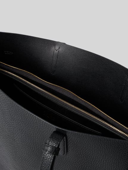 Productfoto, Handtasche aus echt leer mit logodetail Model 'Ava' van FURLA met open hoofdvak, smalle schouderband, zwarte ledertextuur, breedte maat 1: 51 cm, lengte 30 cm, diepte 40 cm, bandlengte 58 cm