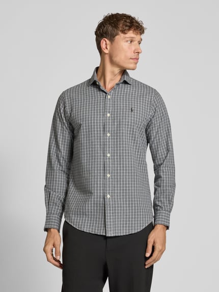 Männermodel trägt Regular Fit Freizeithemd aus reiner Baumwolle von Polo Ralph Lauren in Grau mit Karomuster, Ganzkörperansicht von vorne.