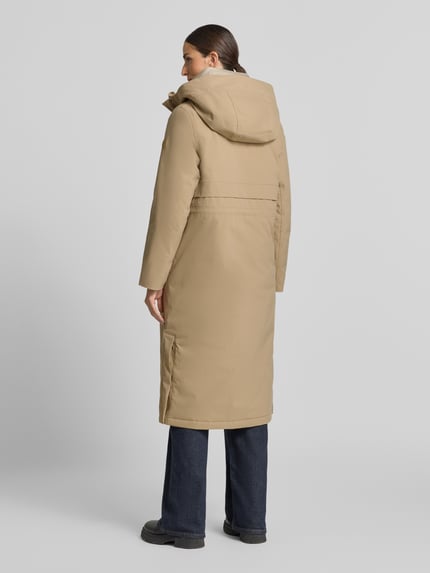 Frauenmodel trägt Regular Fit Parka mit Kapuze Modell 'Melody' von Didriksons in Beige mit aufgesetzten Taschen und elastischen Ärmelabschlüssen, Rückenansicht, Ganzkörperansicht
