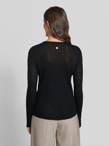Frauenmodel trägt Regular Fit Pullover aus reiner Wolle Modell 'Kava' von JOOP! in Schwarz, feine Strickstruktur, Ganzkörperansicht Rückansicht, Damen Pullover von JOOP!.