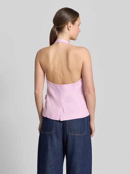 Frauenmodel trägt Weste aus Leinen mit Neckholder Modell 'BORELI' von Mango in zartem Rosa, Taillierter Schnitt, Karree-Ausschnitt, Knopfleiste, Rückenansicht, Ganzkörperansicht Rückansicht. Rückenlänge bei Größe S: 40 cm, Schulterbreite bei Größe S: 36 cm, Brustweite bei Größe S: 36 cm.