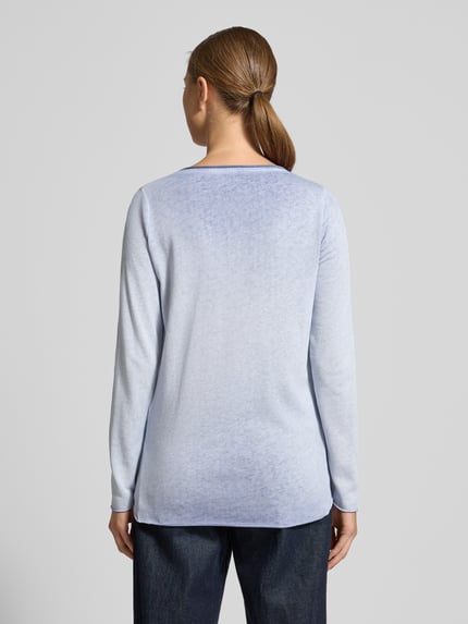Frauenmodel trägt Strickpullover mit Rollsaum von Smith and Soul in Hellblau aus Baumwoll-Mix, Regular Fit, Rückenlänge 68 cm, Ganzkörperansicht Rückansicht.
