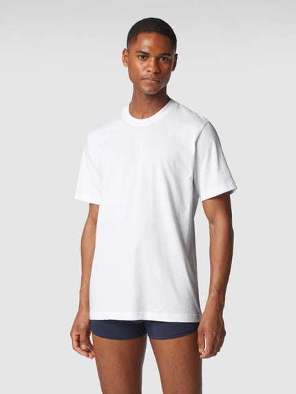 Männermodel draagt T-shirt met geribde ronde halsuitsnijding van Schiesser, puur katoen, regular fit, witte kleur, Ganzkörperansicht van voren.