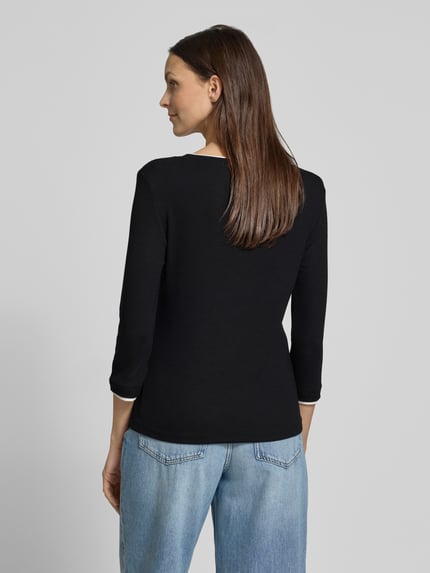 Vrouwenmodel draagt Longsleeve met 3/4-mouw model 'Kalora' van Someday, mix van viscose en elastaan, slim fit, ronde hals, ruglengte bij maat 36: 56 cm, zwart, gladde stof, Ganzkörperansicht Rückansicht.